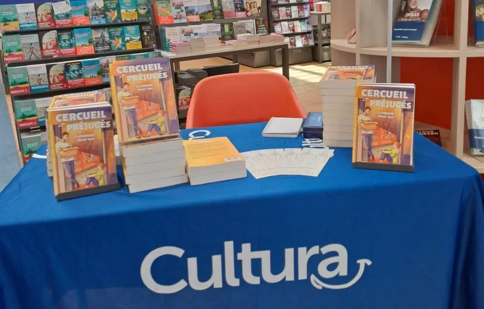 table de dédicaces avec plusieurs exemplaires de Cercueil et préjugés